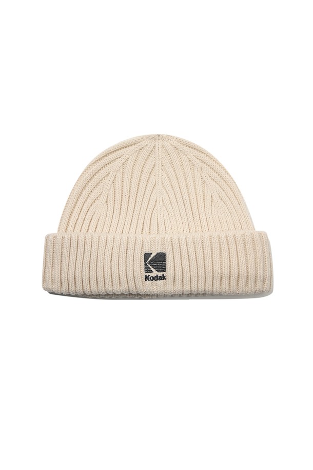 아이보리 컬러의 숏비니입니다. 부드러운 니트 소재로 제작되어 가을, 겨울철에 따뜻하게 착용할 수 있습니다. 숏 기장으로 제작되어 다양한 스타일 연출에 용이하며, 립조직과 골지 패턴이 돋보입니다. 캐주얼, 미니멀, 클래식 스타일의 출근룩에 매치하여 세련된 분위기를 더해보세요. 은은하게 로고 장식이 더해져 포인트를 줍니다.
