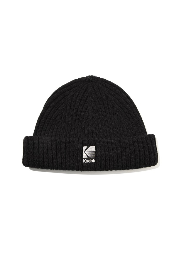 블랙 컬러의 숏 비니입니다. 니트 소재로 제작되어 가을, 겨울철 따뜻하게 착용할 수 있으며, 부드러운 촉감이 특징입니다. 깊이감 있는 디자인과 골지 패턴으로 포인트를 더했습니다. 캐주얼, 미니멀, 클래식 스타일의 의상에 두루 잘 어울리며, 출근룩에도 활용하기 좋습니다. 숏 비니 스타일로, 로고 장식이 디자인 디테일을 더합니다. 
