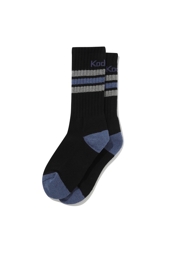 쿠션 크루 삭스 BLACK는 면, 폴리에스테르, 스판덱스 혼방 소재로 제작되어 부드러운 촉감과 편안한 착용감을 제공합니다. 사계절 내내 활용 가능한 중간 두께의 양말로, 캐주얼 및 스포티 스타일을 연출하기 좋습니다. 블랙 컬러 바탕에 스트라이프 패턴과 배색 디자인이 더해져 포인트를 줍니다. 발을 폭신하게 감싸는 쿠션 기능으로 활동성을 높였습니다. 일상복에 매치하여 편안하면서도 스타일리시한 룩을 완성해보세요.
