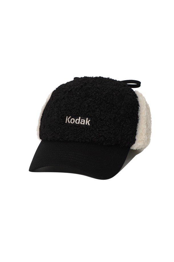 플리스 귀달이 캠프캡 BLACK은 가을, 겨울철 보온성을 책임지는 모자입니다. 부드러운 플리스 소재로 제작되어 뛰어난 촉감을 자랑하며, 일상 및 산책, 캠핑룩에 잘 어울리는 캐주얼, 미니멀, 클래식 스타일의 모자입니다. 블랙 컬러의 무지 디자인에 귀달이 디테일이 더해져 포근하고 개성 있는 연출이 가능합니다. 일반적인 모자 깊이와 챙 넓이로 편안한 착용감을 제공하며, 두꺼운 두께감으로 추운 날씨에도 따뜻하게 착용할 수 있습니다. 남녀 공용으로 착용 가능하며, 보온 기능에 충실한 실용적인 캠프캡입니다.
