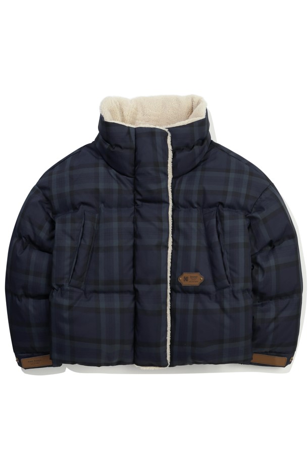 네이비 컬러의 브라우니 체크 숏 다운 재킷 우먼입니다. 캐주얼한 무드의 겨울철 여성용 아우터로, 두꺼운 두께감과 부드러운 촉감이 특징입니다. 숏 기장의 레귤러핏 디자인에 체크 패턴이 돋보이며, 집업 스타일로 간편하게 착용할 수 있습니다. 패딩 충전재와 안감으로 보온성을 높였으며, 긴 소매 디자인입니다. 일상복으로 활용하기 좋은 미니멀한 스타일의 다운 재킷입니다.
