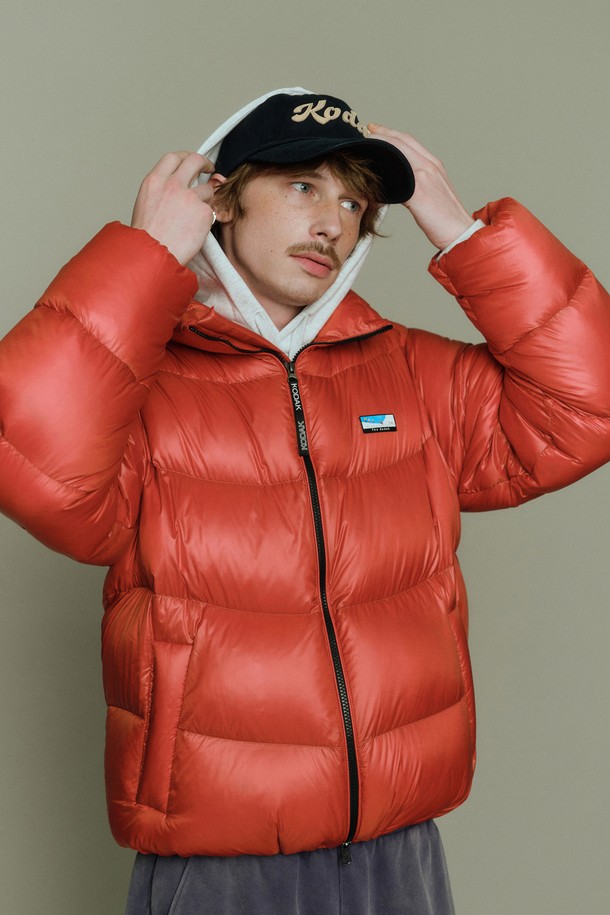 컬러라마 구스 다운 재킷 ORANGE는 겨울철 일상과 스포티한 스타일을 모두 만족시키는 아우터입니다. 오렌지 컬러의 무지 디자인에 오버핏과 크롭 기장으로 트렌디함을 더했습니다. 두꺼운 두께감과 부드러운 촉감의 나일론 소재를 사용하여 뛰어난 보온성을 제공하며, 지퍼형 여밈 방식과 숏패딩 스타일로 편안하게 착용할 수 있습니다. 경량 구스다운 충전재와 퍼프 디자인으로 활동성과 스타일리시함을 동시에 잡았습니다.
