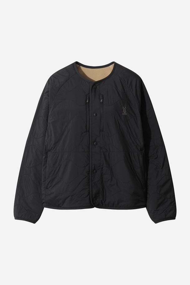 여성용 리버웨이브 리버시블 퀼팅 재킷(BLACK)입니다. 캐주얼하고 베이직한 스타일로, 가을과 겨울에 따뜻하게 착용하기 좋은 두꺼운 두께감의 퀼팅 재킷입니다. 나일론 소재로 제작되어 부드러운 촉감을 선사하며, 양면 착용이 가능하여 다양한 스타일 연출이 가능합니다. 레귤러핏으로 편안하게 착용할 수 있으며, 집업 여밈 방식과 긴 소매 기장으로 활동성을 높였습니다. 일상에서 데일리하게 활용하기 좋은 아이템입니다.
