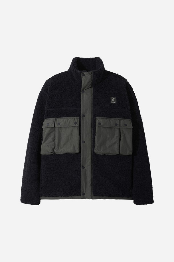 유니) 바크 플리스 유틸리티 재킷(네이비)은 부드러운 플리스 소재로 제작되어 따뜻함과 편안함을 동시에 선사하는 유니섹스 아우터입니다. 가을과 겨울, 일상 및 아웃도어 활동에 적합하며, 레귤러핏과 크롭 기장으로 스포티하면서도 캐주얼한 스타일을 연출합니다. 톤온톤 무지의 네이비 컬러에 집업 여밈 방식과 포켓 디테일이 더해져 실용성을 높였습니다. 넉넉한 두께감과 긴 소매 기장으로 추운 날씨에도 든든하게 착용할 수 있습니다.
