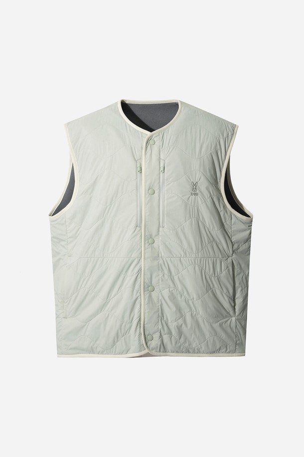 남성용 리버웨이브 리버시블 퀼팅 베스트(L.MINT)입니다. 봄, 가을 간절기에 활용하기 좋은 두께감의 양면 착용 가능한 베이직 스타일 베스트입니다. 라이트 민트 컬러의 퀼팅 디자인은 캐주얼하면서도 미니멀한 무드를 연출합니다. 레귤러핏으로 제작되어 편안한 착용감을 제공하며, 여행룩에 매치하기 좋습니다. 버튼 여밈 방식과 민소매 디자인으로 활동성을 더했습니다.
