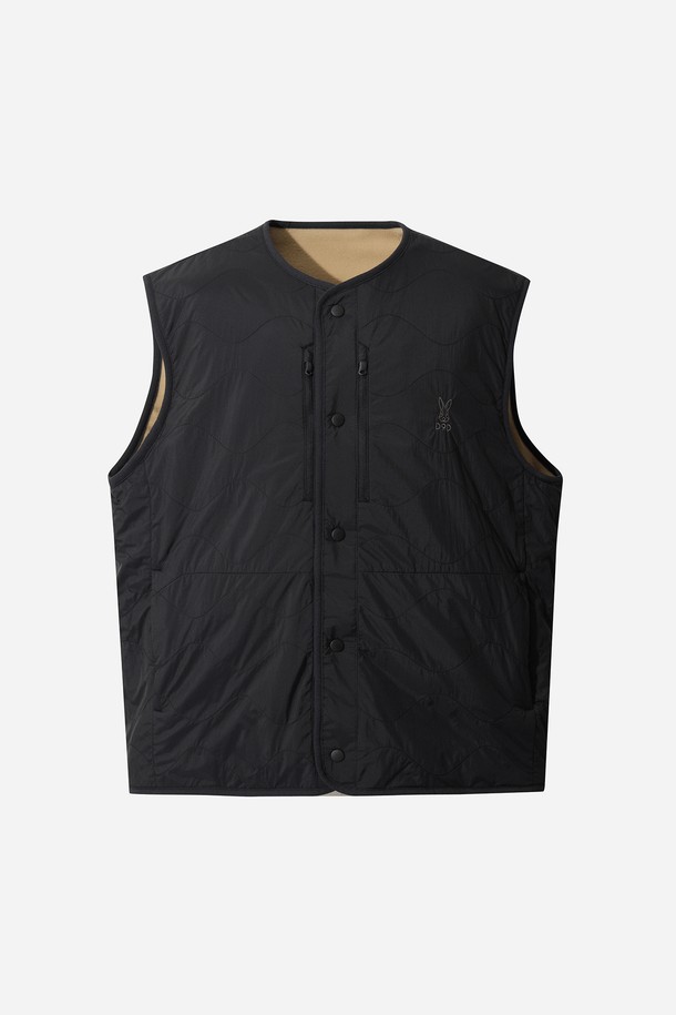 남성용 리버웨이브 리버시블 퀼팅 베스트(BLACK)입니다. 블랙 컬러에 퀼팅 패턴으로 캐주얼하고 베이직한 스타일을 연출합니다. 안감과 겉감의 색상이 다른 리버시블 디자인으로, 다양한 스타일을 연출할 수 있습니다. 두께감 있는 나일론 소재로 제작되어 가을, 겨울철에도 따뜻하게 착용 가능하며, 레귤러핏과 버튼 여밈 방식으로 편안한 착용감을 제공합니다. 출근룩, 캠핑룩 등 다양한 TPO에 활용 가능하며, 미니멀, 클래식 스타일을 선호하는 남성분들께 추천합니다.
