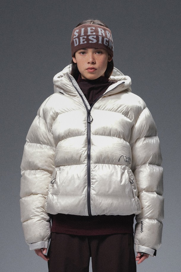 스타게이저(STARGAZER) 코듀라 구스다운 재킷 IVORY는 일상과 스포츠 활동 모두에 적합한 남녀 공용 아우터입니다. 부드러운 촉감의 아이보리 컬러 무지 디자인으로, 크롭 기장의 오버핏 패딩입니다. 보온성과 경량성을 갖춘 코듀라 소재와 구스다운 충전재를 사용하여 겨울철 추위로부터 효과적으로 보호해 줍니다. 집업 방식으로 간편하게 착용 가능하며, 후드와 퍼프 디자인으로 스포티한 무드를 더했습니다. 여행, 캠핑, 등산 등 다양한 TPO에 스포티, 캐주얼, 고프코어 스타일을 연출할 수 있습니다.
