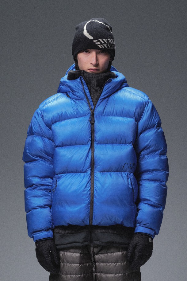 스타게이저(STARGAZER) 코듀라 구스다운 재킷 BLUE는 일상과 스포츠 활동에 적합한 오버핏 스타일의 구스다운 재킷입니다. 블루와 블랙의 투톤 배색이 돋보이며, 코듀라 소재와 구스다운 충전재를 사용하여 보온성과 방수 기능을 갖췄습니다. 겨울철 등산룩, 캠핑룩, 고프코어 스타일을 연출하기 좋으며, 부드러운 촉감과 긴 소매 기장으로 편안함을 제공합니다. 집업 스타일의 패딩 재킷으로, 무지 디자인이 깔끔하고 스포티한 무드를 더합니다.
