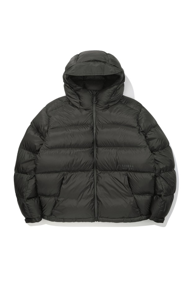 스타게이저(STARGAZER) 코듀라 구스다운 재킷 BLACK은 일상, 아웃도어 활동은 물론 여행과 캠핑룩에도 잘 어울리는, 남녀 공용 겨울 아우터입니다. 방수 기능과 두꺼운 두께로 뛰어난 보온성을 제공하며, 스포티, 캐주얼, 미니멀 스타일을 모두 소화합니다. 코듀라 소재와 구스다운 충전재의 조합으로 내구성과 보온성을 동시에 잡았습니다. 블랙 컬러의 무지 디자인에 레귤러핏, 긴소매, 후드, 집업 여밈 방식으로 편안함과 활동성을 더했습니다.
