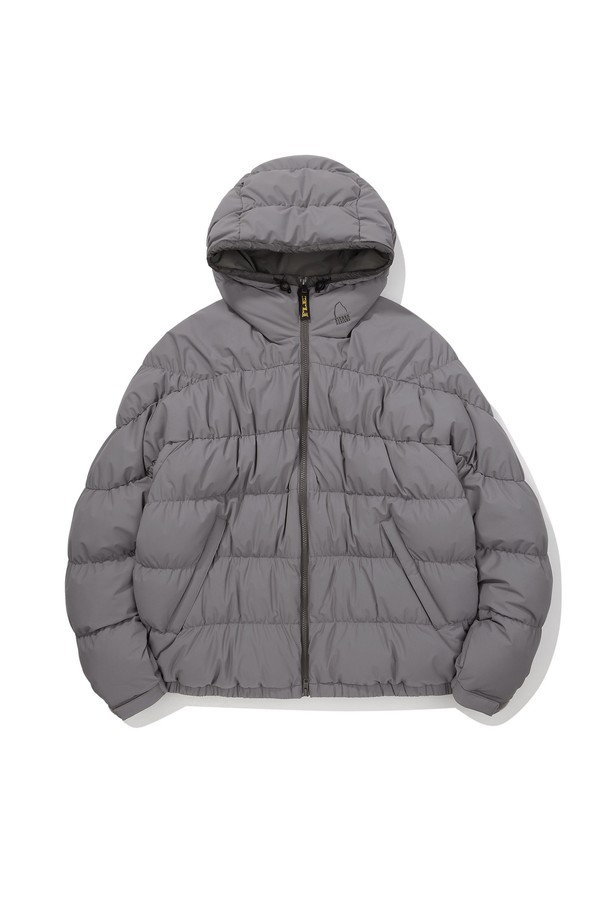 플렉스백(FLEX BAG) 구스다운 후드 재킷 GREY는 겨울철 일상 및 스포츠 활동에 적합한 남녀 공용 아우터입니다. 부드러운 촉감의 구스다운 충전재와 두꺼운 두께감으로 뛰어난 보온성을 제공하며, 가볍게 제작되어 활동성을 높였습니다. 숏패딩 스타일의 오버핏 디자인에 후드, 퀄팅 디테일을 더해 스포티하면서도 캐주얼한 무드를 연출합니다. 캠핑룩, 등산룩 등 다양한 TPO에 활용 가능하며, 미니멀한 스타일을 선호하는 분들께 추천합니다. 색상은 세련된 그레이 컬러입니다.
