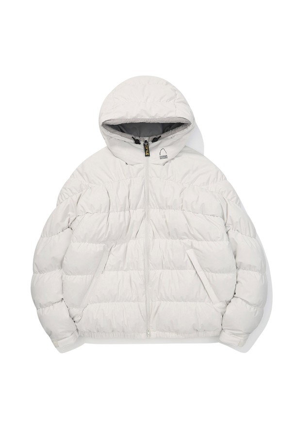 플렉스백(FLEX BAG) 구스다운 후드 재킷 IVORY는 겨울철 일상 및 스포츠 활동에 적합한 남녀 공용 아우터입니다. 보온성이 뛰어난 구스다운 충전재와 두꺼운 두께감으로 추운 날씨에도 따뜻함을 유지해 줍니다. 아이보리 색상의 무지 디자인에 레귤러 핏으로 제작되어 스포티, 캐주얼, 미니멀 스타일을 연출하기 좋습니다. 후드 탈부착이 가능하여 다양한 스타일로 활용할 수 있으며, 캠핑룩과 등산룩에도 잘 어울립니다. 긴 소매와 집업 스타일로 편안하게 착용할 수 있으며 부드러운 촉감이 특징입니다.
