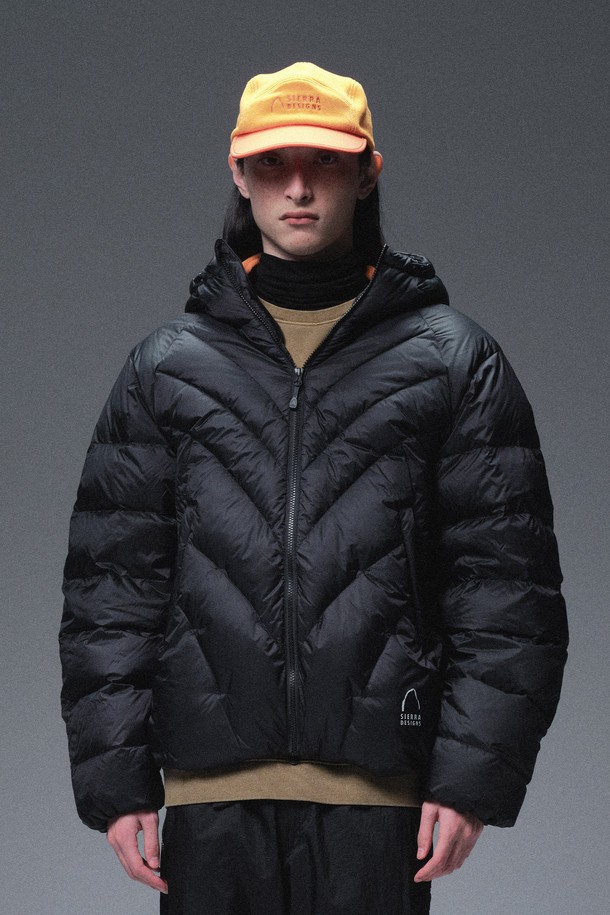 칼(CAL) 구스다운 후드 재킷 BLACK은 겨울철 추위를 막아줄 보온성과 가벼운 착용감을 자랑하는 아우터입니다. 캐주얼 및 스포티 스타일을 연출하기 좋으며, 여행, 캠핑 등 다양한 TPO에 활용 가능합니다. 우수한 보온성을 제공하는 구스다운 충전재와 부드러운 촉감으로 편안하게 착용할 수 있습니다. 무지 디자인에 크롭 기장과 오버핏으로 트렌디함을 더했으며, 후드 디테일과 집업 여밈 방식으로 실용성을 높였습니다. 블랙 컬러로 어떤 옷에도 쉽게 매치하여 미니멀한 스타일을 완성할 수 있습니다.
