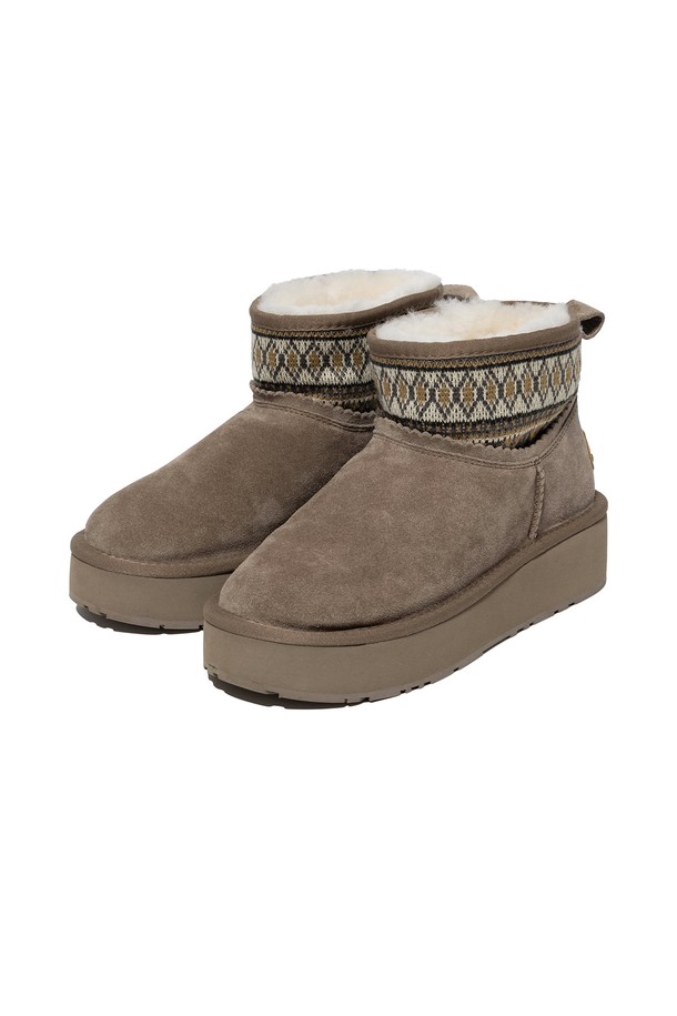 브라우니 소피 부츠 GREY는 남성용 부츠로, 가을과 겨울에 따뜻하게 착용할 수 있습니다. 부드러운 스웨이드 소재와 라운드 앞코 디자인으로 편안함을 더했습니다. 슬립온 방식으로 신고 벗기 편하며, 앵클 탑라인과 무지 패턴은 미니멀하고 클래식한 스타일을 연출합니다. 안감 기모 처리와 방한 기능으로 추운 날씨에도 따뜻하게, 출근룩에 캐주얼하게 매치하기 좋습니다.
