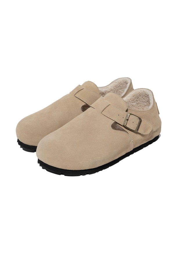 브랜드의 브라우니 슬립온 아이보리 제품은 부드러운 스웨이드 소재로 제작되어 편안한 착용감을 선사합니다. 라운드 앞코 디자인과 플랫 굽으로 일상적인 활동에 적합하며, 오픈형 디자인과 로우컷 탑라인으로 편안함을 더했습니다. 아이보리 컬러와 무지 패턴은 미니멀하고 클래식한 스타일을 연출하며, 데이트룩과 산책룩에 잘 어울립니다. 버클 장식으로 포인트를 더해 캐주얼하면서도 세련된 분위기를 자아냅니다. 봄, 여름, 가을 계절에 활용하기 좋은 남성 슬립온입니다.
