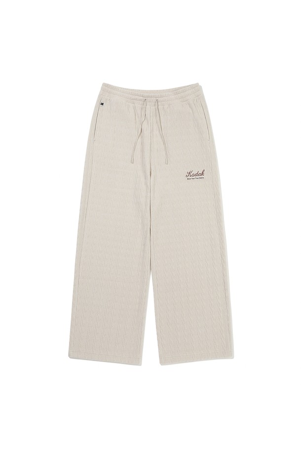 아이보리 컬러의 벨벳 케이블 스트레이트 팬츠는 가을, 겨울 시즌에 어울리는 여성용 긴 바지입니다. 부드러운 촉감의 벨벳 소재와 케이블 패턴이 특징이며, 밴딩 처리로 편안한 착용감을 선사합니다. 베이직한 스타일로 데이트룩 또는 모임룩에 활용하기 좋으며, 클래식, 미니멀, 캐주얼 등 다양한 스타일을 연출할 수 있습니다. 핏은 스트레이트 핏으로, 어떤 상의와도 잘 어울려 활용도가 높습니다. 두께감 있는 소재로 따뜻함은 물론, 고급스러운 분위기를 더합니다.
