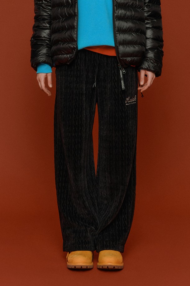 **벨벳 케이블 스트레이트 팬츠 우먼 BLACK**

부드러운 벨벳 소재로 제작되어 포근한 착용감을 선사하는 여성용 긴 바지입니다. 가을, 겨울 시즌에 어울리는 두꺼운 두께감으로 따뜻하게 착용할 수 있습니다. 베이직한 디자인에 케이블 패턴이 더해져 클래식하고 미니멀한 스타일을 연출합니다. 출근룩과 모임룩 모두 소화 가능한 활용도 높은 아이템으로, 레귤러 핏 스트레이트 스타일로 편안한 착용감을 제공합니다. 블랙 컬러로 어떤 상의와도 매치하기 용이하여 데일리룩으로 손색없습니다.

