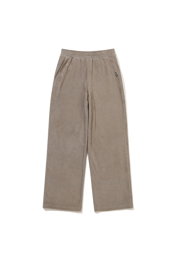 카키 컬러의 코듀로이 스트레이트 팬츠입니다. 부드러운 촉감의 코듀로이 소재로 제작되어 가을, 겨울철 따뜻하게 착용하기 좋습니다. 무지 디자인에 레귤러 핏, 긴 기장으로 어떤 스타일에도 잘 어울리는 베이직한 아이템입니다. 출근룩이나 모임룩 등 다양한 TPO에 활용 가능하며, 캐주얼, 클래식, 미니멀 스타일을 즐겨 입는 분들께 추천합니다. 두께감이 있어 겨울철에도 따뜻하게 입을 수 있습니다.
