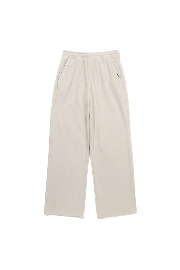 따뜻하고 포근한 분위기를 연출하는 아이보리 컬러의 코듀로이 스트레이트 팬츠입니다. 가을과 겨울에 어울리는 베이직하고 캐주얼한 스타일로, 어떤 상의와도 쉽게 매치하여 편안한 일상룩을 완성할 수 있습니다. 부드러운 코듀로이 소재가 주는 은은한 질감은 세련된 느낌을 더하며, 스트레이트핏 디자인은 다리 라인을 자연스럽게 연출해 줍니다. 출근룩이나 모임룩 등 다양한 TPO에 활용하기 좋으며, 캐주얼하고 미니멀한 스타일을 즐기는 분들께 추천합니다.
