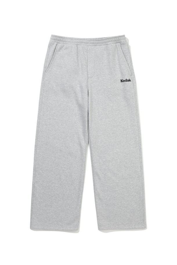 소프트 기모 스트레이트 팬츠 MELANGE GREY는 부드러운 촉감의 기모 안감으로 제작되어 가을, 겨울철 따뜻하게 착용할 수 있는 긴 기장의 바지입니다. 멜란지 그레이 컬러의 무지 디자인으로 베이직하고 캐주얼한 스타일을 연출하며, 레귤러 핏의 스트레이트 핏으로 편안한 착용감을 제공합니다. 일상복뿐만 아니라, 캐주얼, 미니멀, 클래식 스타일의 출근룩으로도 활용하기 좋습니다. 밴딩 처리되어 활동성을 높였으며, 두께감 있는 소재로 제작되어 보온성을 높였습니다.
