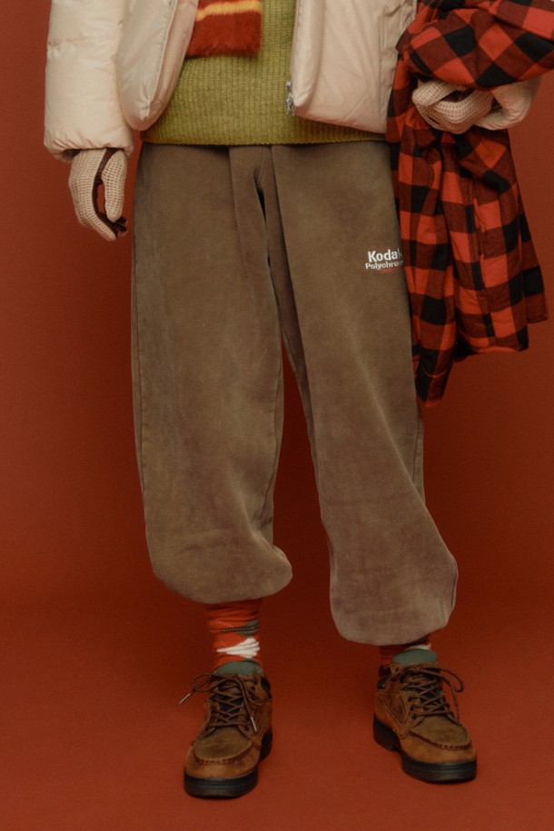 레인보우 스노우워싱 기모 조거 팬츠 BROWN은 부드러운 촉감의 기모 안감으로 포근함을 더한 조거 팬츠입니다. 릴랙스 핏으로 편안한 착용감을 선사하며, 캐주얼, 스포티, 미니멀 스타일을 연출하기 좋습니다. 스노우 워싱 기법으로 은은한 빈티지 무드를 자아내며, 가을, 겨울철 일상복이나 집콕룩, 산책룩으로 활용하기 좋습니다. 밴딩 처리된 허리 부분은 활동성을 높여줍니다. 브라운 컬러로 어떤 상의와도 쉽게 매치할 수 있어 실용적입니다.
