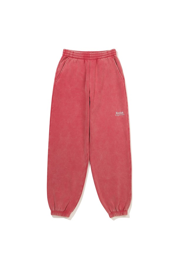 레인보우 스노우워싱 기모 조거 팬츠 PINK는 부드러운 촉감의 기모 안감으로 가을, 겨울 시즌 따뜻하게 착용할 수 있는 조거 팬츠입니다. 스노우워싱 기법으로 은은한 빈티지 스타일을 연출하며, 핑크 컬러가 캐주얼하고 스포티한 무드를 더합니다. 밴딩 처리된 허리와 루즈핏 디자인으로 편안한 착용감을 제공하며, 집콕룩이나 산책룩 등 다양한 TPO에 활용 가능합니다. 데일리룩, 미니멀 스타일 연출에도 용이한 활용도 높은 아이템입니다.
