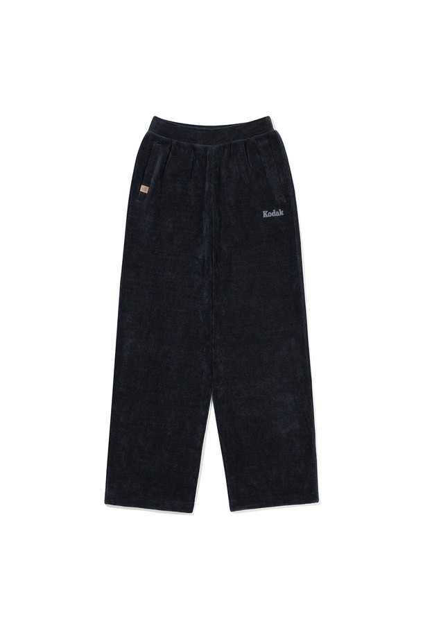 네이비 컬러의 크리미 스트레이트 팬츠는 부드러운 면 소재로 제작되어 편안한 착용감을 선사합니다. 얇은 두께감으로 봄, 여름, 가을 3계절 모두 활용 가능하며, 레귤러 핏의 스트레이트 스타일로 어떤 상의와도 자연스럽게 어울립니다. 허리 밴딩 처리로 활동성을 높였으며, 심플한 디자인으로 데일리웨어로 제격입니다. 캐주얼 및 미니멀 스타일을 즐겨 입는 남성분들께 추천합니다.
