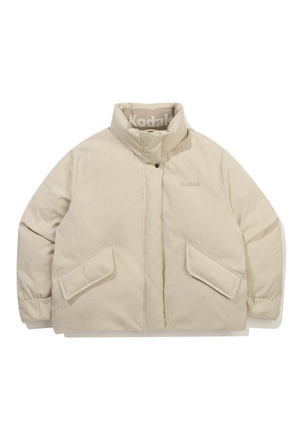 브라우니 코튼 다운 재킷 우먼 IVORY는 캐주얼 스타일의 여성용 다운 재킷입니다. 유러피안 물라드 덕다운을 사용하여 보온성을 높였으며, 필파워 700 이상으로 우수한 보온성과 가벼운 중량감을 자랑합니다. 아이보리 컬러의 무지 디자인에 세미크롭핏으로 제작되어 산책룩, 캠핑룩 등 다양한 TPO에 활용 가능합니다. 넥 안쪽은 니트 소재로 마감되었으며, 브라우니 카메라에서 영감을 얻은 디자인이 특징입니다. 집업 방식으로 간편하게 착용할 수 있으며, 겨울철 데일리 아우터로 손색없습니다.
