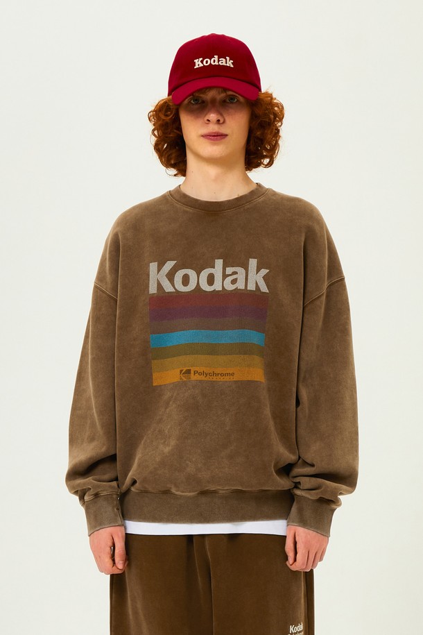 레인보우 스노우워싱 기모 맨투맨 브라운은 부드러운 기모 안감으로 포근한 착용감을 선사합니다. 캐주얼 및 스트릿 스타일을 연출하기 좋으며, 오버핏으로 편안한 핏을 제공합니다. 가을, 겨울 시즌에 어울리는 두꺼운 두께감과 긴 소매 기장으로 보온성을 높였습니다. 톡톡 튀는 레인보우 프린트와 스노우워싱 기법으로 유니크한 디자인을 더했습니다. 라운드넥 디자인으로 다양한 스타일링에 활용하기 좋습니다.
