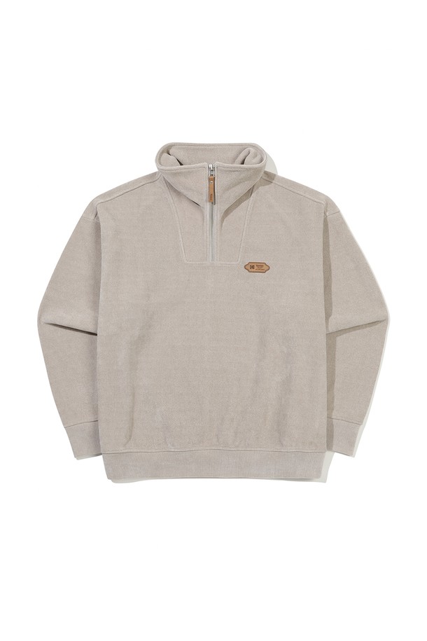 크리미 반집업 맨투맨 BEIGE는 부드러운 촉감의 면 소재로 제작되어 봄, 가을, 겨울 모두 활용 가능한 실용적인 상의입니다. 베이직하고 캐주얼한 스타일로, 레귤러 핏에 하프 집업 디자인이 특징이며, 출근룩을 포함한 다양한 일상 TPO에 잘 어울립니다. 무지 패턴의 베이지 컬러는 미니멀하고 클래식한 스타일을 연출하며, 긴 소매 기장과 두꺼운 두께감으로 포근함을 더합니다. 데일리룩에 포인트 주기 좋은 아이템으로, 간편하게 스타일리시한 룩을 완성할 수 있습니다.
