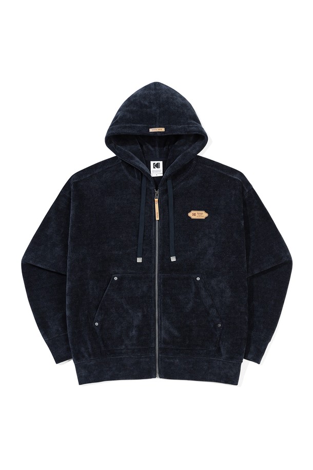 네이비 컬러의 크리미 후드 집업입니다. 부드러운 면 소재로 제작되어 편안한 착용감을 제공하며, 넉넉한 루즈핏으로 활동성을 높였습니다. 쌀쌀한 가을, 겨울철에 따뜻하게 입을 수 있는 두꺼운 두께감의 후드 집업입니다. 캐주얼, 미니멀 스타일을 즐겨 입는 분들께 추천하며, 집콕룩이나 산책룩으로 활용하기 좋습니다. 긴 소매와 크롭 기장으로 트렌디한 스타일을 연출할 수 있습니다.
