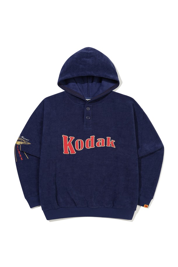 씨네라운지 코지 사카리바 후드 NAVY는 캐주얼과 스트리트 스타일을 모두 만족시키는 공용 후드티셔츠입니다. 네이비 컬러에 오버핏 크롭 기장으로 트렌디한 핏을 연출하며, 가을과 겨울에 따뜻하게 착용하기 좋습니다. 부드러운 면 소재로 제작되어 편안한 착용감을 선사하며, 두꺼운 두께감으로 보온성을 높였습니다. 넉넉한 핏과 함께 Kodak 로고 프린트가 포인트로 더해져 개성 있는 스타일을 완성합니다.
