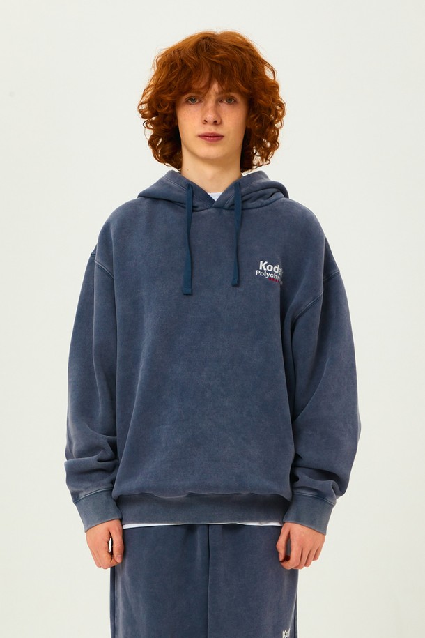 네이비 컬러의 레인보우 스노우워싱 기모 후드입니다. 넉넉한 루즈핏으로 편안한 착용감을 선사하며, 가을과 겨울에 따뜻하게 입을 수 있습니다. 부드러운 기모 안감과 두꺼운 두께감으로 보온성을 높였습니다. 스노우워싱 기법으로 은은한 빈티지 스타일을 더했으며, 캐주얼, 스포티, 미니멀 스타일을 모두 소화할 수 있는 활용도 높은 후드티입니다. 긴 소매 기장과 후드 디자인으로, 일상에서 편안하게 즐겨 입기 좋습니다.
