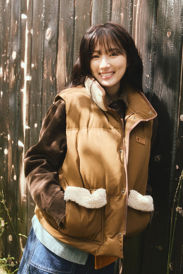 **브라우니 다운 베스트 BROWN**는 겨울철 보온성을 책임지는 세미 오버핏의 남녀 공용 방한 조끼입니다. 브라운, 블랙, 아이보리 세 가지 색상으로 출시되어, 캐주얼 및 베이직 스타일을 연출하기 좋습니다. 두꺼운 두께감의 폴리에스터 소재로 제작되었으며, 높은 필파워(700 이상)의 물라드 덕다운 충전재(솜털 80%, 깃털 20%)를 사용하여 보온성을 극대화했습니다. 가볍고 발수, 투습 기능까지 갖춰 여행룩, 캠핑룩 등 다양한 TPO에 활용 가능하며, 부드러운 촉감과 가죽 와펜 포인트가 특징입니다. 집업 방식에 레귤러 기장으로, 미니멀, 클래식 스타일에도 잘 어울립니다.
