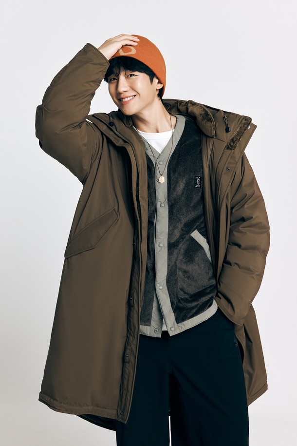 유니) 가마보코 쉘터 구스 다운 재킷 (BROWN)은 일상과 캠핑 모두에 적합한 유니섹스 방수 구스다운 재킷입니다. 브라운 컬러의 무지 디자인으로 캐주얼, 스포티, 미니멀 스타일을 연출할 수 있습니다. 두꺼운 두께감과 부드러운 촉감, 긴 소매 기장이 특징이며, 후드와 집업 여밈 방식으로 제작되었습니다. 뛰어난 보온성과 방풍 기능을 갖춰 겨울철 따뜻하고 편안한 착용감을 제공합니다. 캠핑룩으로 활용하기 좋으며, 오버핏으로 편안한 핏을 선사합니다.
