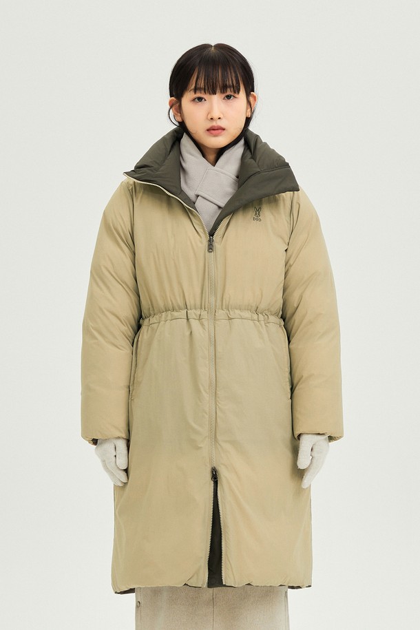 여성용 리버시블 D7 롱다운 재킷(다크차콜 그레이)입니다. 롱 기장의 오버핏 디자인으로, 베이직한 스타일을 연출하며 겨울철 보온과 방풍 기능을 제공합니다. 겉감은 부드러운 나일론 소재이며, 안감은 패딩 처리되어 두꺼운 두께감을 자랑합니다. 출근룩과 여행룩에 모두 활용 가능한 활용도 높은 아이템입니다. 리버시블 디자인으로 다양한 스타일을 연출할 수 있습니다.
