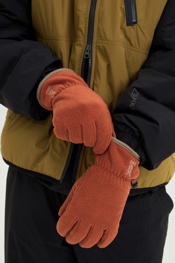 히트레스트 헤비 글러브(D.ORANGE)는 겨울철 추위로부터 손을 보호해 줄 방한 장갑입니다. 폴리에스테르와 폴리우레탄 소재를 사용하여 부드러운 촉감과 뛰어난 보온성을 제공합니다. 두꺼운 두께감으로 제작되어 더욱 따뜻하며, 아웃도어 활동이나 일상생활에서 폭넓게 활용할 수 있습니다. 오렌지 컬러의 무지 디자인으로 등산룩, 캠핑룩, 캐주얼, 고프코어, 미니멀 스타일 등 다양한 스타일에 매치하기 좋습니다. 히트레스트 헤비 글러브로 따뜻하고 스타일리시한 겨울을 보내세요.
