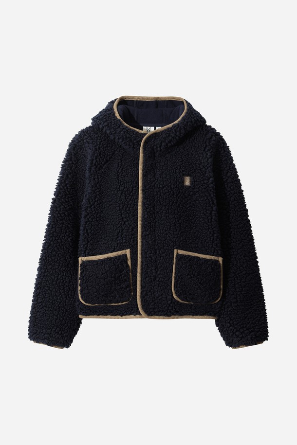 여성용 플리스 후드 집업(네이비)입니다. 부드러운 촉감의 두꺼운 플리스 소재로 제작되어 가을, 겨울철 따뜻하게 입을 수 있습니다. 캐주얼하고 미니멀한 스타일로 일상복으로 활용하기 좋으며, 레귤러핏에 무지 디자인으로 어떤 옷에도 쉽게 매치할 수 있습니다. 넉넉한 포켓과 긴 소매, 후드 디자인으로 편안함과 실용성을 더했습니다. 집업 스타일로 간편하게 입고 벗을 수 있습니다.
