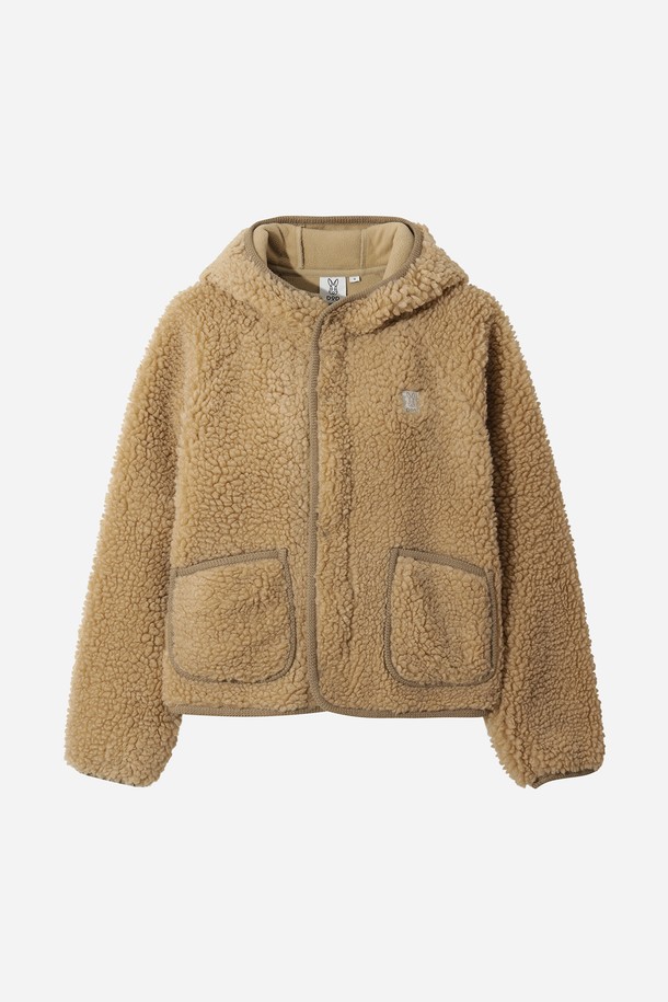 **여성 플리스 후드 집업(TAN)**은 부드러운 촉감의 플리스 소재로 제작되어 가을과 겨울에 따뜻하게 착용하기 좋은 여성용 플리스 자켓입니다. 캐주얼하고 미니멀한 스타일로, 일상생활은 물론 산책룩이나 집콕룩으로 편안하게 연출할 수 있습니다. 후드와 포켓 디테일이 있으며, 크롭 기장과 레귤러핏으로 트렌디한 핏을 연출합니다. 탄(TAN) 컬러의 무지 디자인으로 어떤 옷에도 쉽게 매치할 수 있는 활용도 높은 아이템입니다. 긴 소매와 두꺼운 두께로 보온성을 높였습니다.
