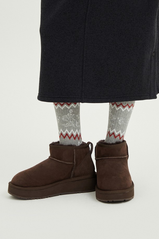 플러프 하이웜 부츠(BROWN)는 여성용 신발로, 겨울철 일상에서 따뜻함과 스타일을 동시에 만족시키는 제품입니다. 부드러운 플리스 소재와 안감의 퍼(fur)가 뛰어난 보온성을 제공하며, 라운드 앞코와 플랫 굽 디자인으로 편안한 착용감을 선사합니다. 앵클 탑라인과 오픈형 디자인은 캐주얼, 미니멀, 클래식 스타일의 집콕룩, 산책룩, 여행룩에 모두 잘 어울립니다. 브라운 컬러와 무지 패턴으로 어떤 옷에도 쉽게 매치할 수 있으며, 발볼 너비는 일반입니다.
