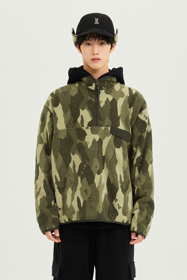 유니) 히트레스트 플리스 집업 아노락(MULTI)은 포근한 플리스 소재로 제작되어 부드러운 촉감을 자랑하는 오버핏 아노락입니다. 멀티, 카키, 블랙 컬러의 배색 디자인과 카모 패턴이 캐주얼하고 스포티한 무드를 연출하며, 캠핑룩과도 잘 어울립니다. 두꺼운 두께감으로 가을, 겨울철 보온성을 높였으며, 후드와 긴 소매, 집업 여밈 방식으로 편안하게 착용 가능합니다. 일상생활은 물론, 가벼운 야외활동 시에도 활용하기 좋은 아이템입니다.
