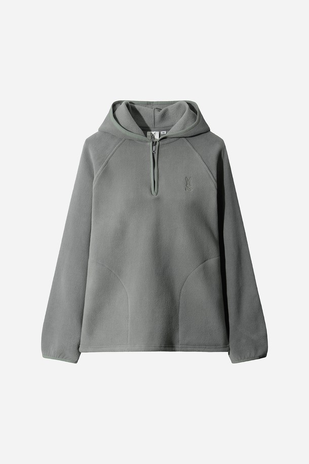 여성) 히트레스트 플리스 집업 후드 아노락(GREY)은 부드러운 플리스 소재와 보온성을 갖춘 여성용 아노락입니다. 가을, 겨울철 아웃도어 활동이나 일상에서 스포티하고 캐주얼한 스타일을 연출하기 좋습니다. 그레이 컬러의 카모 패턴에 후드 디자인, 드로우스트링, 로고 아플리케, 그리고 경량 설계로 활동성을 높였습니다. 넉넉한 오버핏 또는 슬림핏으로 착용 가능하며, 집업 여밈 방식으로 편안하게 입고 벗을 수 있습니다. 신축성 있는 소재로 편안함과 활동성을 동시에 제공하는 실용적인 아이템입니다.
