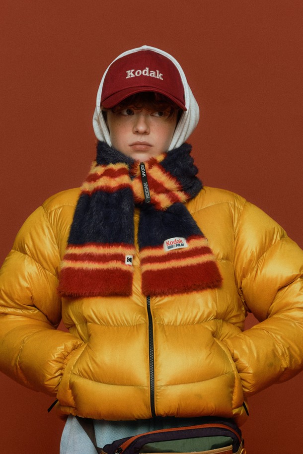 컬러라마(Colorama) 패턴 구스 다운 재킷 YELLOW는 일상과 여행, 캠핑 등 다양한 TPO에 활용 가능한 남녀 공용 아우터입니다. 캐주얼, 스포티, 미니멀 스타일을 모두 아우르는 디자인으로, 옐로우 컬러의 밝고 경쾌한 분위기를 연출합니다. 넉넉한 두께감과 부드러운 촉감의 나일론 소재를 사용하여 겨울철에도 따뜻하게 착용할 수 있으며, 구스 다운 충전재, 보온성, 방수 기능으로 실용성을 더했습니다. 리버시블 디자인으로 두 가지 스타일을 연출할 수 있으며, 집업 방식으로 간편하게 입고 벗을 수 있습니다.
