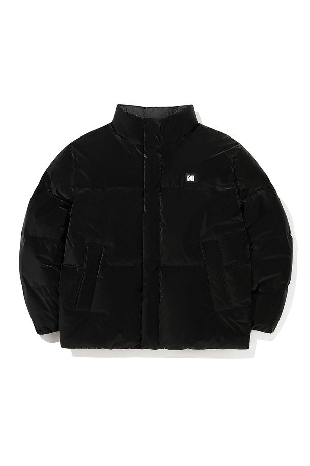 세련된 '스텐넥 덕다운 재킷 COATED BLACK'을 만나보세요. 윈드스토퍼 기능과 700 필파워 이상의 오리털 충전재(오리 솜털 80%, 오리 깃털 20%)로 뛰어난 보온성과 방풍 기능을 제공합니다. 깔끔한 '코디드블랙' 컬러에 베이직한 디자인으로, 미니멀, 캐주얼, 클래식 스타일을 모두 아우릅니다. 스탠넥 디자인, 소매 및 밑단 스트랩 디테일이 돋보이며, 데일리룩과 출근룩에 모두 잘 어울립니다. 세미 오버핏으로 편안한 착용감을 선사하는 겨울철 필수 아이템입니다.
