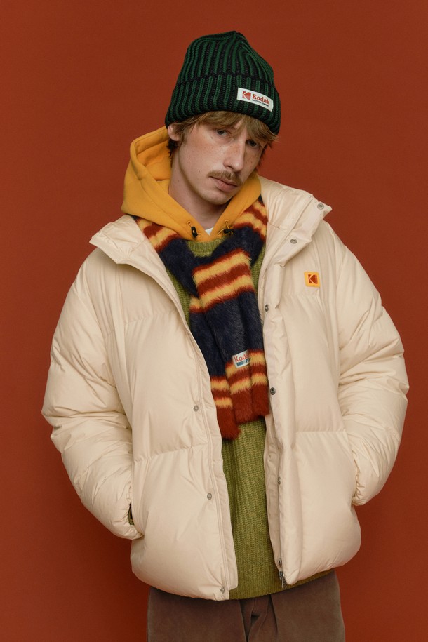 아이보리 컬러의 스텐넥 덕다운 재킷으로, 겨울철 남성들의 따뜻하고 스타일리시한 일상룩을 완성해 보세요. 세미 오버핏으로 제작되어 편안한 착용감을 제공하며, 집업 스타일로 간편하게 입고 벗을 수 있습니다. 유러피안 물라드 덕다운 충전재(700필파워 이상)를 사용하여 보온성을 높였으며, 경량 소재로 활동성을 더했습니다. 스탠넥 디자인, 소매 및 밑단 스트랩 디테일로 캐주얼하면서도 미니멀한 스타일을 연출할 수 있습니다. 오리 솜털 80%, 오리 깃털 20%의 충전재와 방풍 기능으로 추운 날씨에도 든든하게 몸을 보호해 줍니다.
