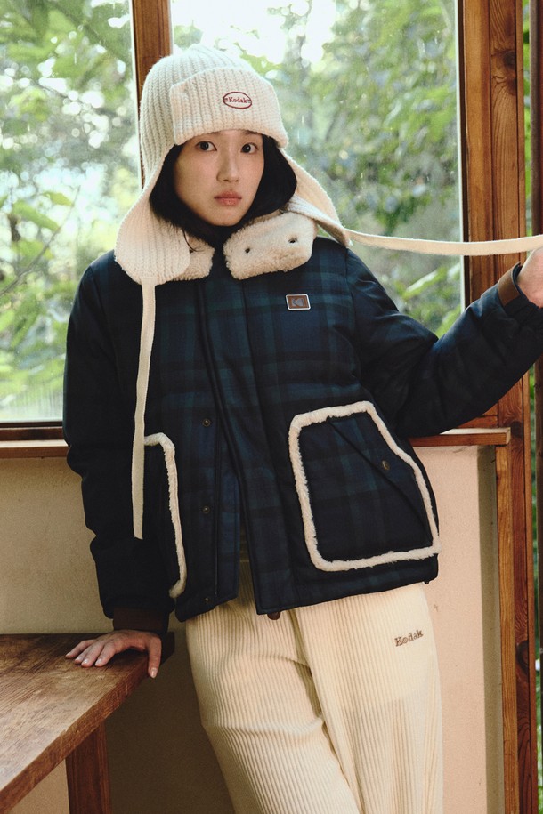 브라우니 클래식 체크 다운 재킷 네이비는 클래식한 무드의 겨울철 방한 자켓입니다. 세미 오버핏으로 제작되어 편안한 착용감을 제공하며, 네이비 컬러와 체크 패턴이 세련된 느낌을 더합니다. 덕다운 충전재와 두꺼운 두께로 뛰어난 보온성을 자랑하며, 높은 필파워(700 이상)와 가벼운 중량감으로 활동성을 높였습니다. 브라우니 카메라에서 영감을 얻은 디자인과 가죽 와펜 포인트가 특징이며, 흡습, 향균, 경량 기능으로 쾌적함을 유지합니다. 출근룩 뿐만 아니라 다양한 일상 스타일에도 잘 어울립니다.
