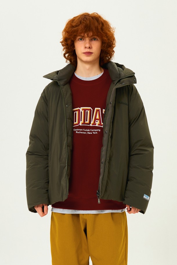 브라우니 코튼 푸퍼 다운 재킷 KHAKI는 일상과 캐주얼 스타일 모두를 아우르는 남성용 아우터입니다. 카키, 베이지, 블랙 세 가지 색상으로 출시되어 다양한 룩에 매치하기 용이합니다. 특히, 프리미엄 유럽 다운을 사용하여 높은 필파워와 뛰어난 경량성, 보온성을 자랑합니다. 세미 오버핏으로 제작되어 편안한 착용감을 선사하며, 나일론 소재의 부드러운 촉감과 두꺼운 두께감이 겨울철 추위로부터 당신을 보호해 줍니다. 출근룩과 여행룩에 모두 활용 가능한 활용도 높은 아이템입니다.
