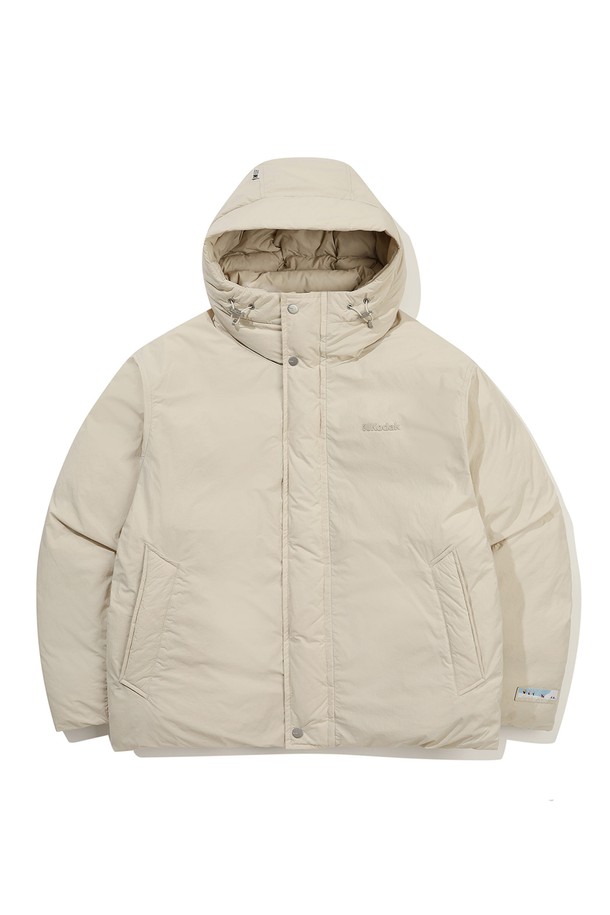 **브라우니 코튼 푸퍼 다운 재킷 BEIGE**는 겨울철 따뜻함과 스타일을 동시에 만족시키는 아우터입니다. 베이지 및 카키 컬러로 출시되어, 캐주얼, 미니멀, 고프코어 스타일을 즐기는 분들에게 적합합니다. 겉감은 천연 코튼 소재로 제작되었으며, 700in3 이상의 필파워를 자랑하는 오리털 충전재를 사용하여 뛰어난 보온성을 제공합니다. 가볍고 부드러운 촉감으로 편안하게 착용 가능하며, 지퍼형 여밈과 세미 오버핏 디자인으로 활동성을 높였습니다. 여행룩과 캠핑룩에 잘 어울리는 데일리 아이템입니다.
