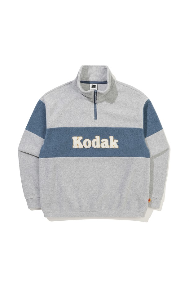 멜란지 그레이 컬러의 컬러블럭 마이크로플리스 반집업 맨투맨입니다. 부드러운 촉감의 마이크로플리스 소재로 제작되어 가을, 겨울철 따뜻하게 착용 가능합니다. 레귤러핏으로 제작되었으며, 캐주얼, 스포티, 미니멀 스타일을 연출하기 좋습니다. 반집업 네크라인과 컬러블럭 패턴, 그리고 로고 프린트가 디자인의 특징입니다. 캠핑룩, 등산룩 등 다양한 TPO에 활용할 수 있습니다.
