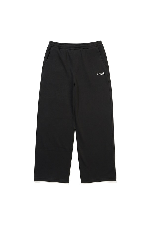 부드러운 기모 안감으로 포근함을 더한 블랙 컬러의 스트레이트 팬츠입니다. 밴딩 처리로 편안한 착용감을 선사하며, 캐주얼 및 미니멀, 클래식 스타일을 모두 소화할 수 있습니다. 가을, 겨울 시즌 데일리룩은 물론, 출근룩과 캠핑룩에도 활용하기 좋습니다. 두꺼운 두께감으로 따뜻하게 연출 가능하며, 무지 디자인으로 어떤 상의와도 매치하기 용이합니다. 스트레이트핏으로 다리가 길어 보이는 효과를 줍니다.
