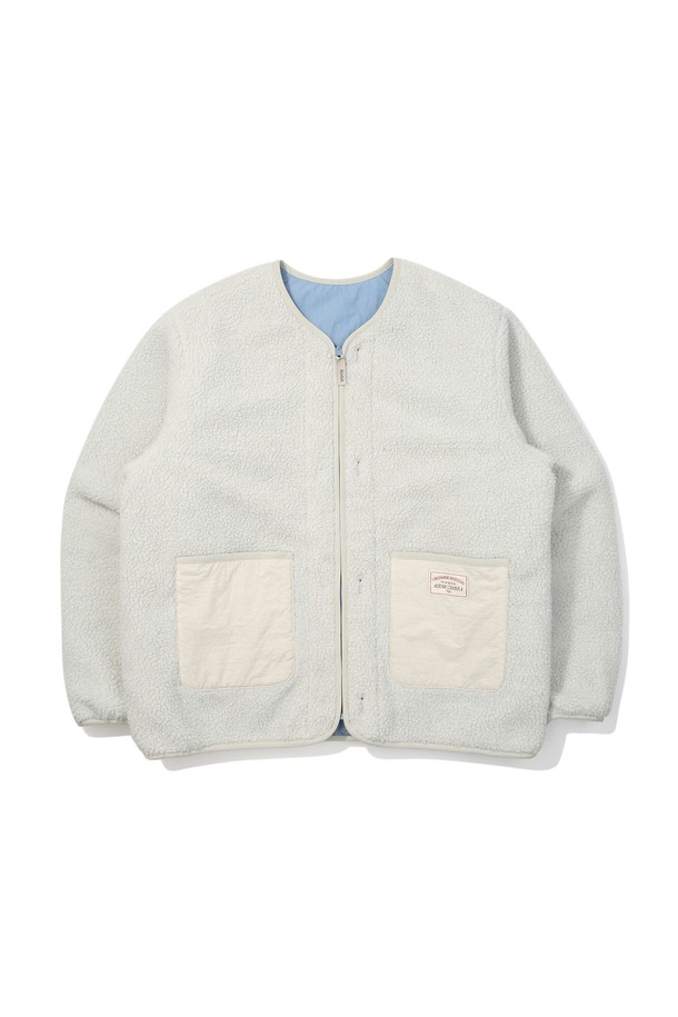 브라우니 리버시블 플리스 재킷 아이보리는 부드러운 촉감의 플리스 소재로 제작되어 가을, 겨울철 따뜻하게 입을 수 있는 두꺼운 두께의 자켓입니다. 캐주얼, 베이직 스타일로 일상에서 편안하게 착용하기 좋으며, 산책룩과 집콕룩 모두에 잘 어울립니다. 양면 착용이 가능하여 다양한 스타일을 연출할 수 있으며, 레귤러 핏에 집업 방식으로 간편하게 여밀 수 있습니다. 아이보리 컬러의 무지 디자인으로 미니멀한 스타일을 즐길 수 있습니다. 긴 소매 기장의 레귤러 기장 자켓입니다.
